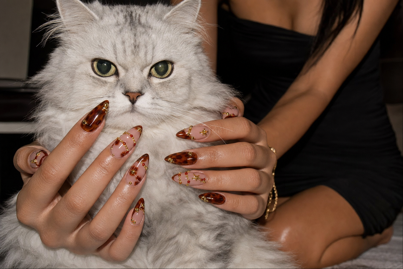 Luxurypressons_brownailart_fallnailtrends_almondshapenails.png